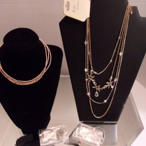 NWTS 2 NECKLACES & 2 MATCHING BRACELETS RETAIL $34